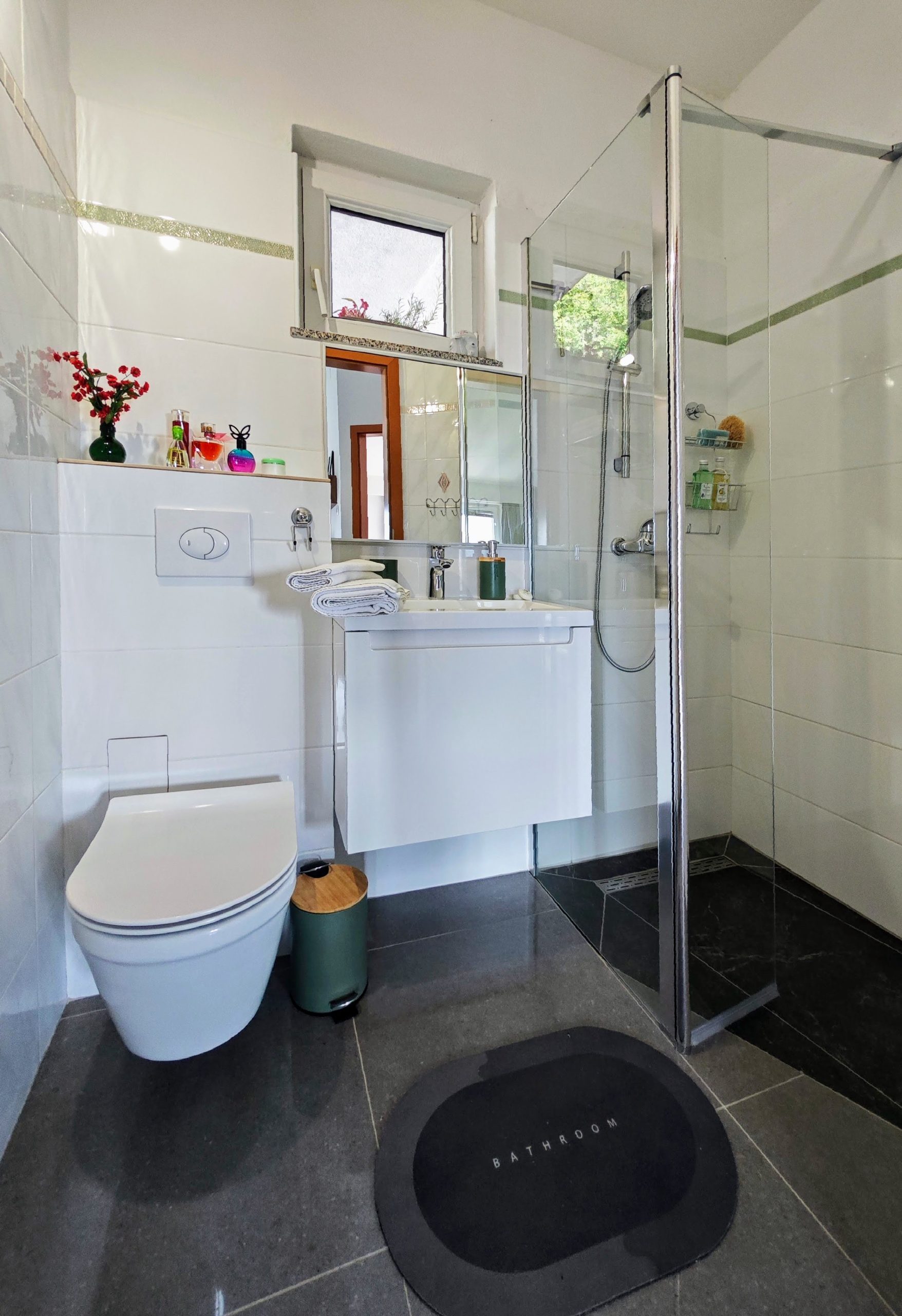 Green Suite bathroom