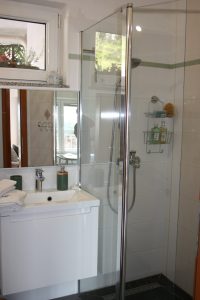 Green Suite bathroom